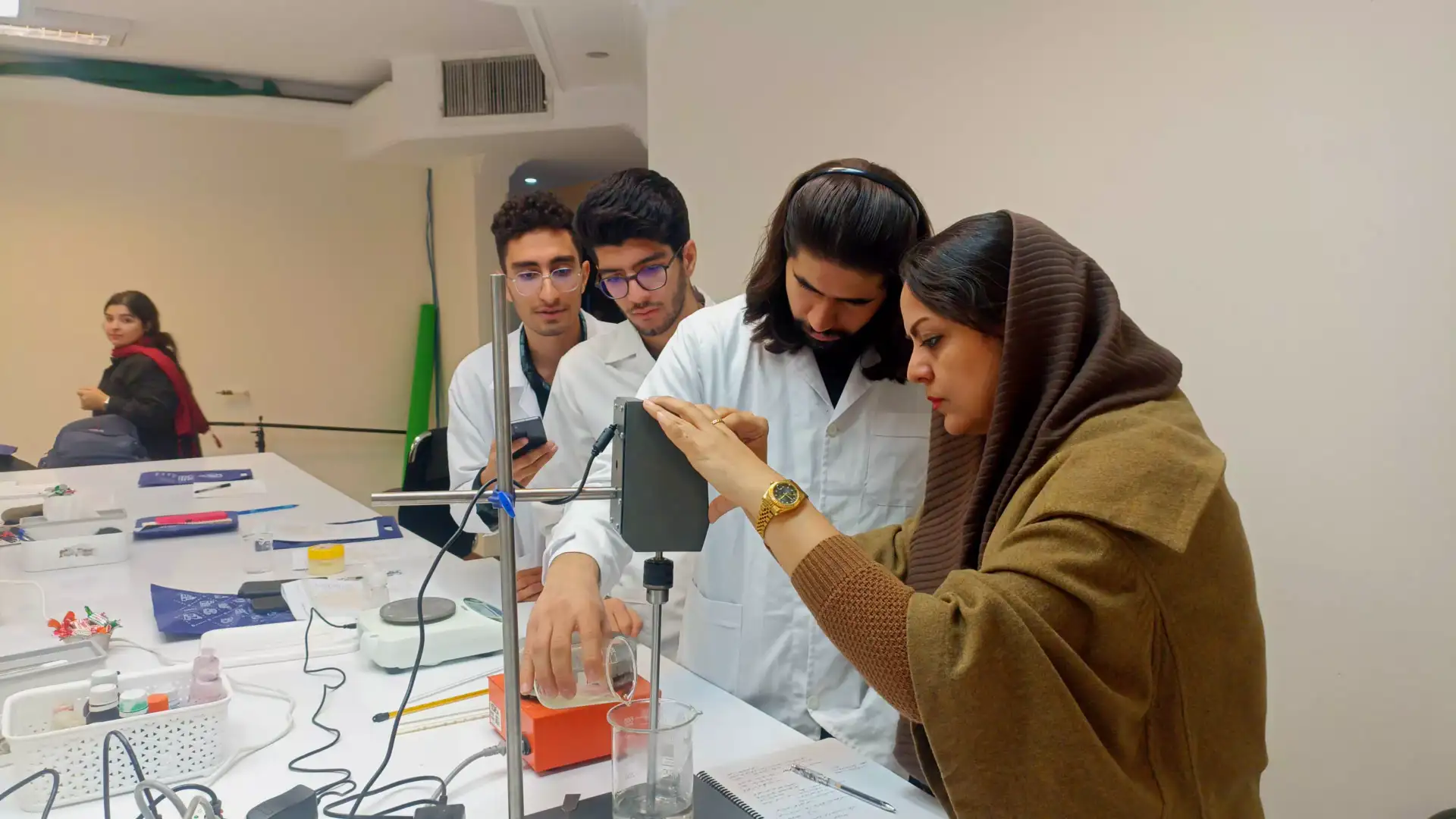 دوره جامع ساخت محصولات آرایشی با مدرک فنی و حرفه ای